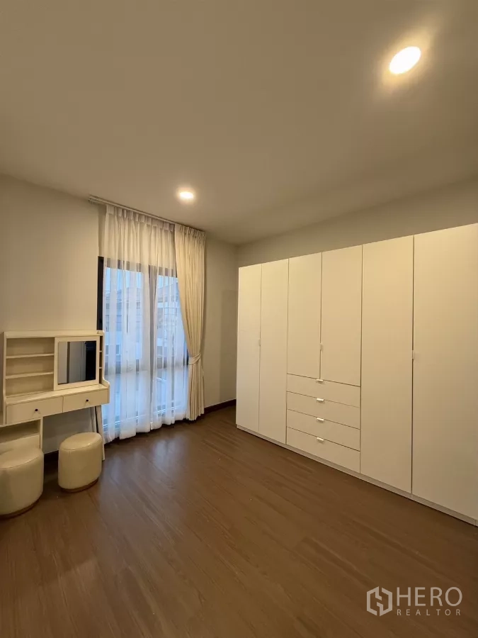 独立式住宅 出租在Bang Phli, Samut Prakan - 更衣/多功能房，白色大衣柜与化妆台凳。