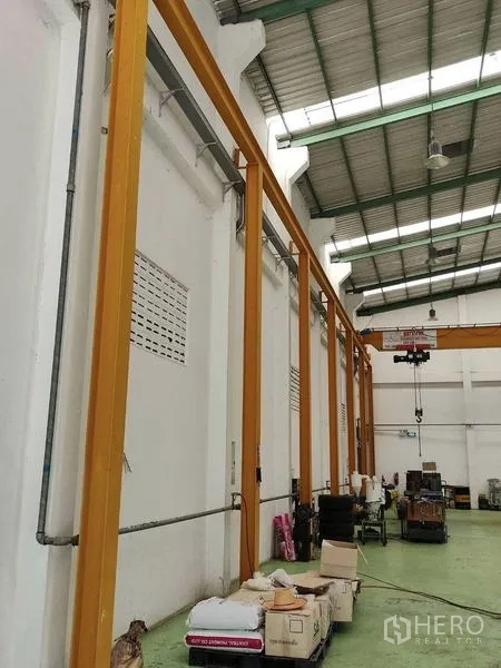 Factory for sale in Sai Noi, Nonthaburi - Steel columns and crane rail structure inside the warehouse.