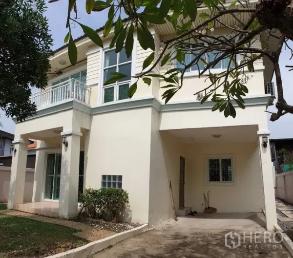 独立式住宅 出租在Khlong Toei, Bangkok - 通罗–素坤逸区域两层独栋别墅外观，带车棚、阳台与大窗户。