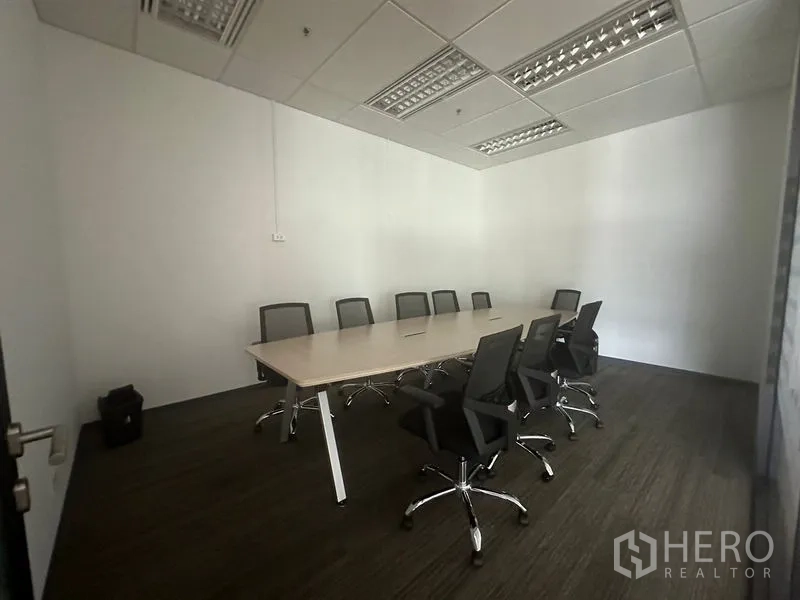 Office Space for rent in Ratchathewi, Bangkok - Small boardroom with long table and swivel chairs.