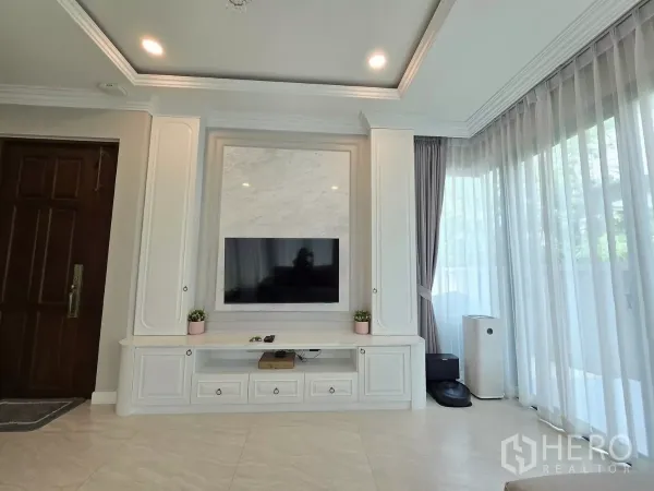 独立式住宅 出租在Prawet, Bangkok - 内置媒体墙挂装电视，筒灯与全高窗帘。