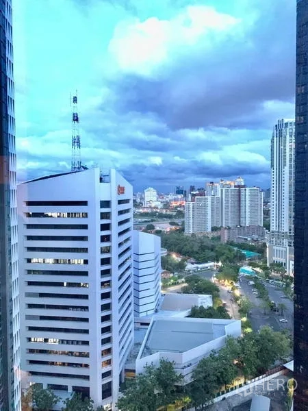 คอนโด ให้เช่าหรือขายในHuai Khwang, Bangkok - ทิวทัศน์กรุงเทพฯยามเย็น อาคารเปิดไฟท่ามกลางท้องฟ้ามีเมฆ