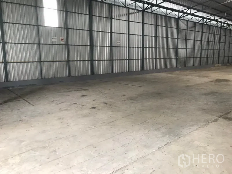 คลังสินค้า ให้เช่าในWang Thonglang, Bangkok - พื้นที่จัดเก็บโล่ง ผนังเมทัลชีท มีช่องแสงบนหลังคาและพื้นคอนกรีตเรียบ