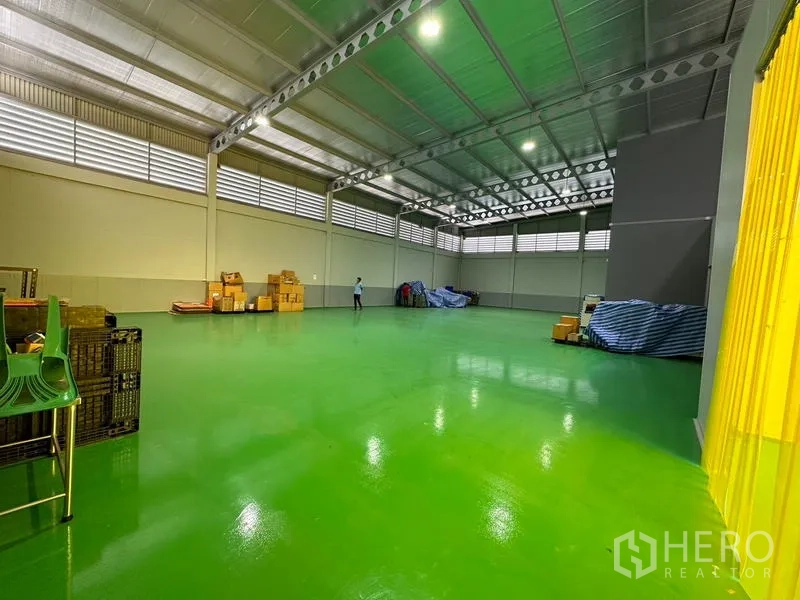 工厂 出租或出售在Lam Luk Ka, Pathum Thani - 开放生产空间，高桁架屋顶，照明充足，绿色环氧地坪。