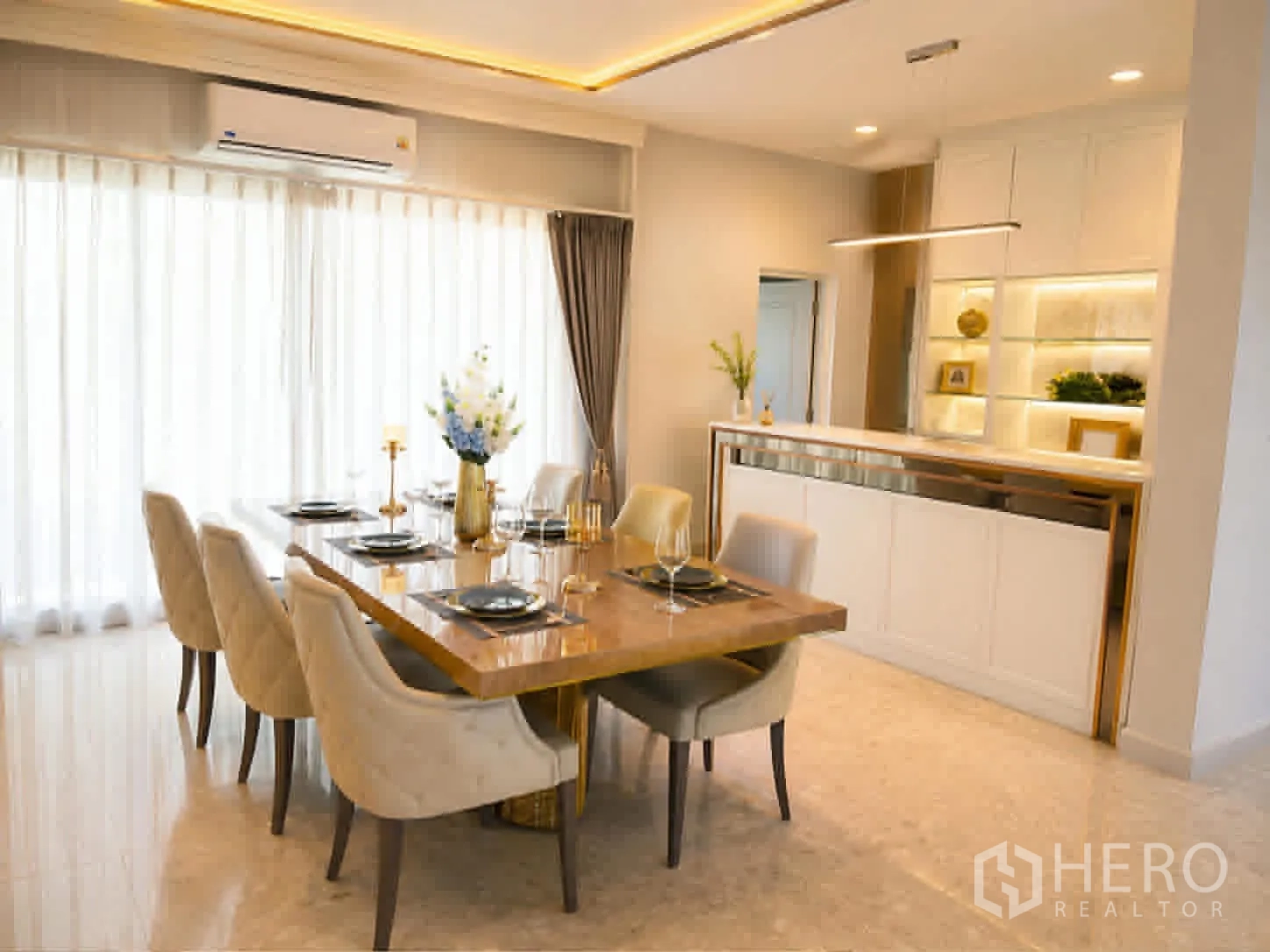 独栋房屋 for rent or sale in Saphan Sung, Bangkok - 餐厅配吊灯与发光展示柜。