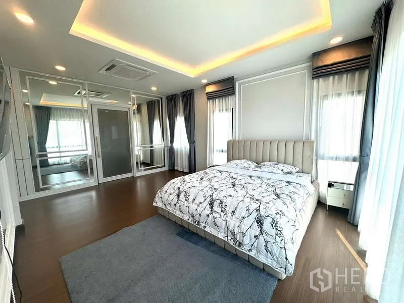 独立式住宅 出租在Bang Phli, Samut Prakan - 主卧空间大，软包床头、镜面衣柜与氛围灯