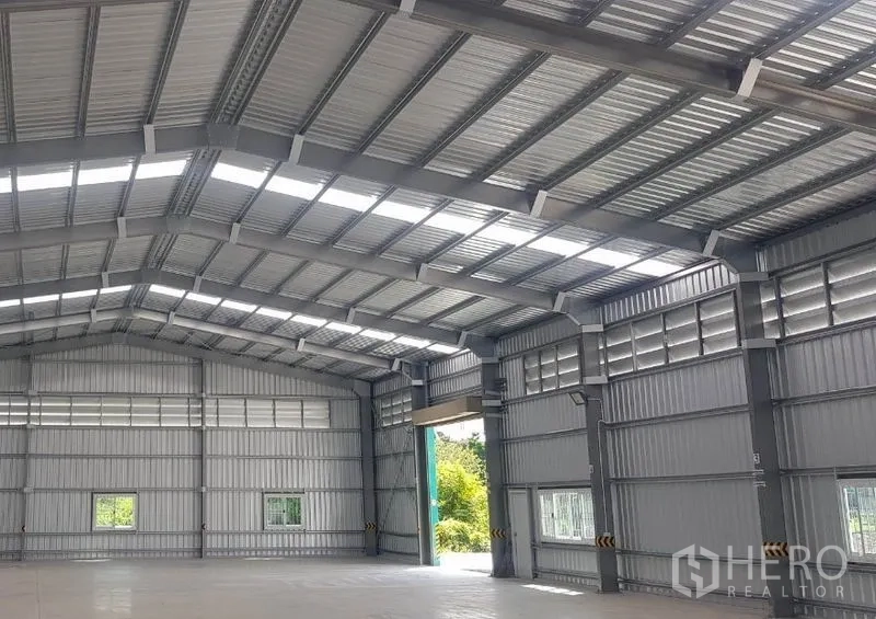 Warehouse for rent in Mueang Nonthaburi, Nonthaburi - High-clearance roof with translucent panels brightening the warehouse interior.