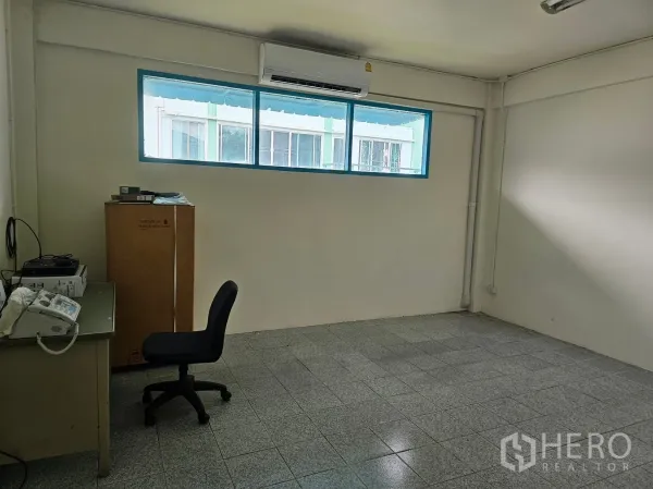 โรงงาน ให้เช่าหรือขายในMueang Rayong, Rayong - ห้องออฟฟิศขนาดกะทัดรัด ติดเครื่องปรับอากาศ หน้าต่างยาวและพื้นกระเบื้อง