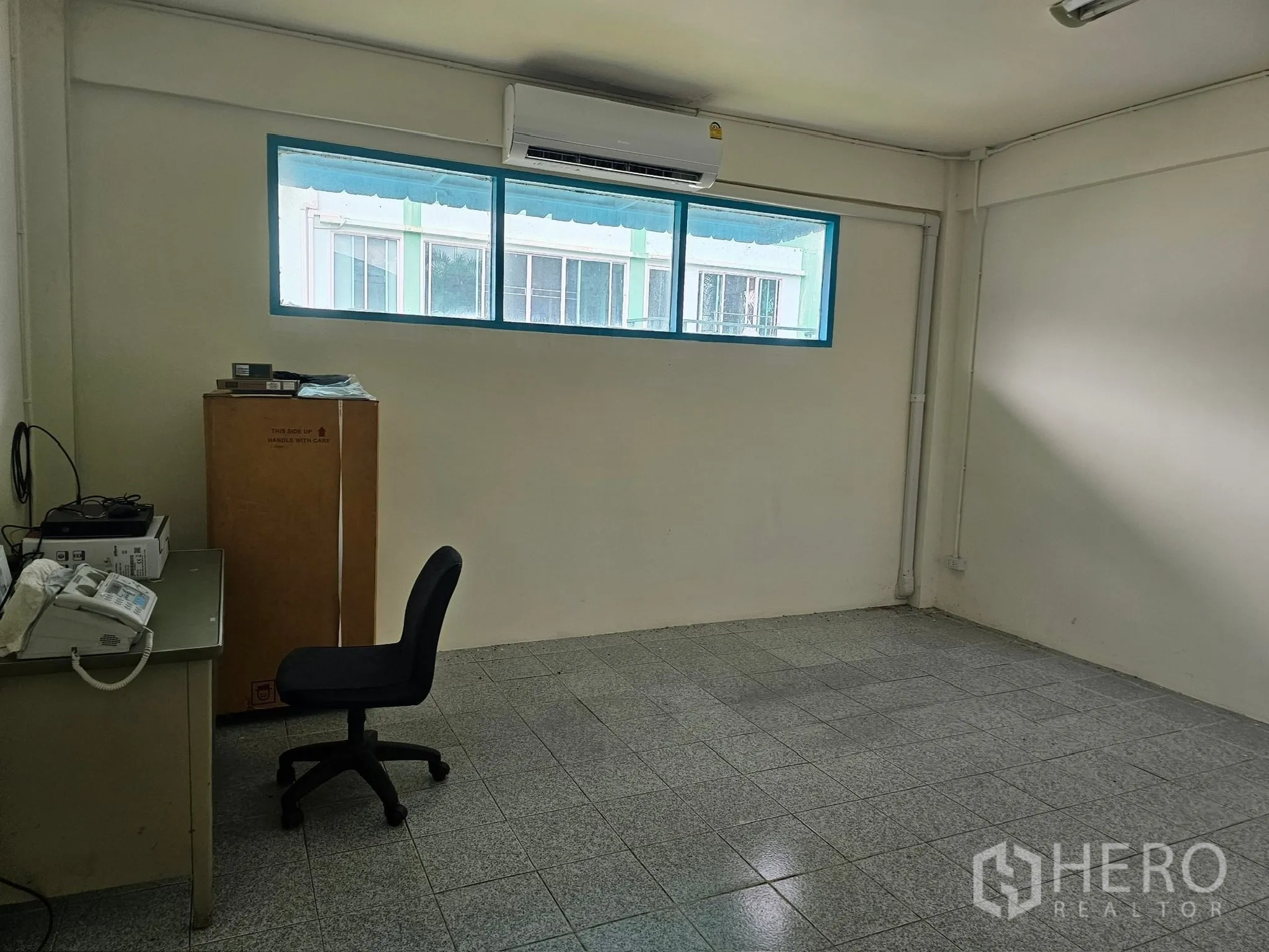 โรงงาน ให้เช่าหรือขายในMueang Rayong, Rayong - ห้องออฟฟิศขนาดกะทัดรัด ติดเครื่องปรับอากาศ หน้าต่างยาวและพื้นกระเบื้อง