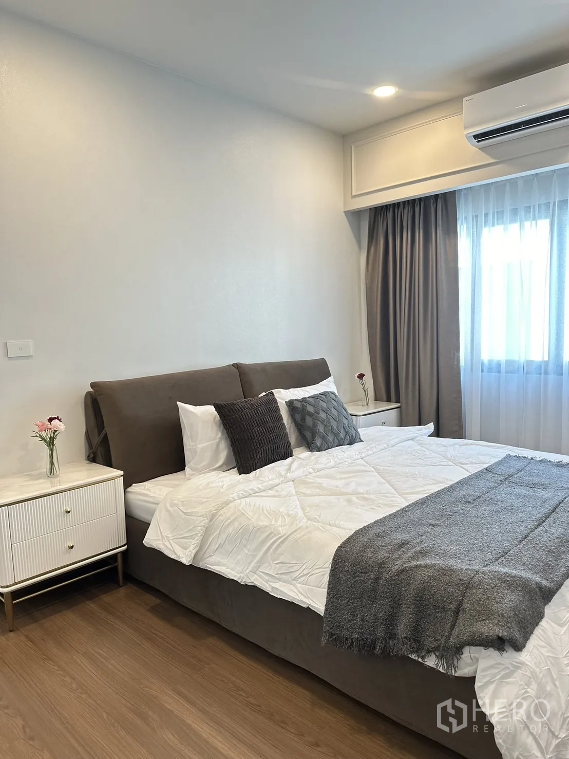 Detached House for rent or sale - Guest bedroom with upholstered bedframe, crisp white bedding and soft gray accent pillows.