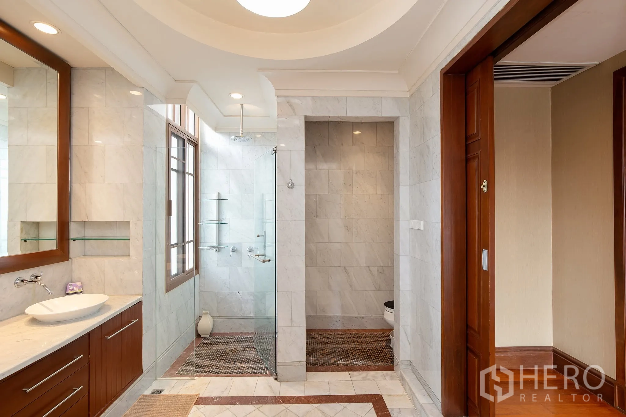 บ้านเดี่ยว for rent or sale in Watthana, Bangkok - ห้องน้ำสว่างพร้อมตู้ชาวเวอร์กระจกและโซนโถสุขภัณฑ์แยก