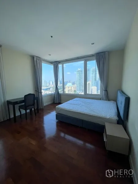 公寓 出租在Khlong Toei, Bangkok - 主卧转角落地窗，城市天际线景观，特大床与书桌，实木地板。