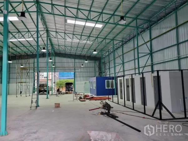 คลังสินค้า ให้เช่าในSaphan Sung, Bangkok - ภายในโกดังเพดานสูง โครงเหล็ก หลังคามีสกายไลท์ ไฟสว่าง และห้องสำนักงานแบบโมดูลาร์