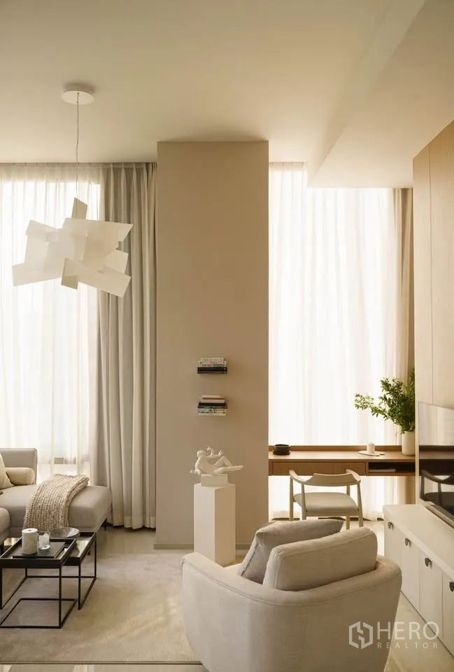 公寓 for rent in Bang Rak, Bangkok - 起居区设扶手椅、窗边书桌与轻薄窗帘。