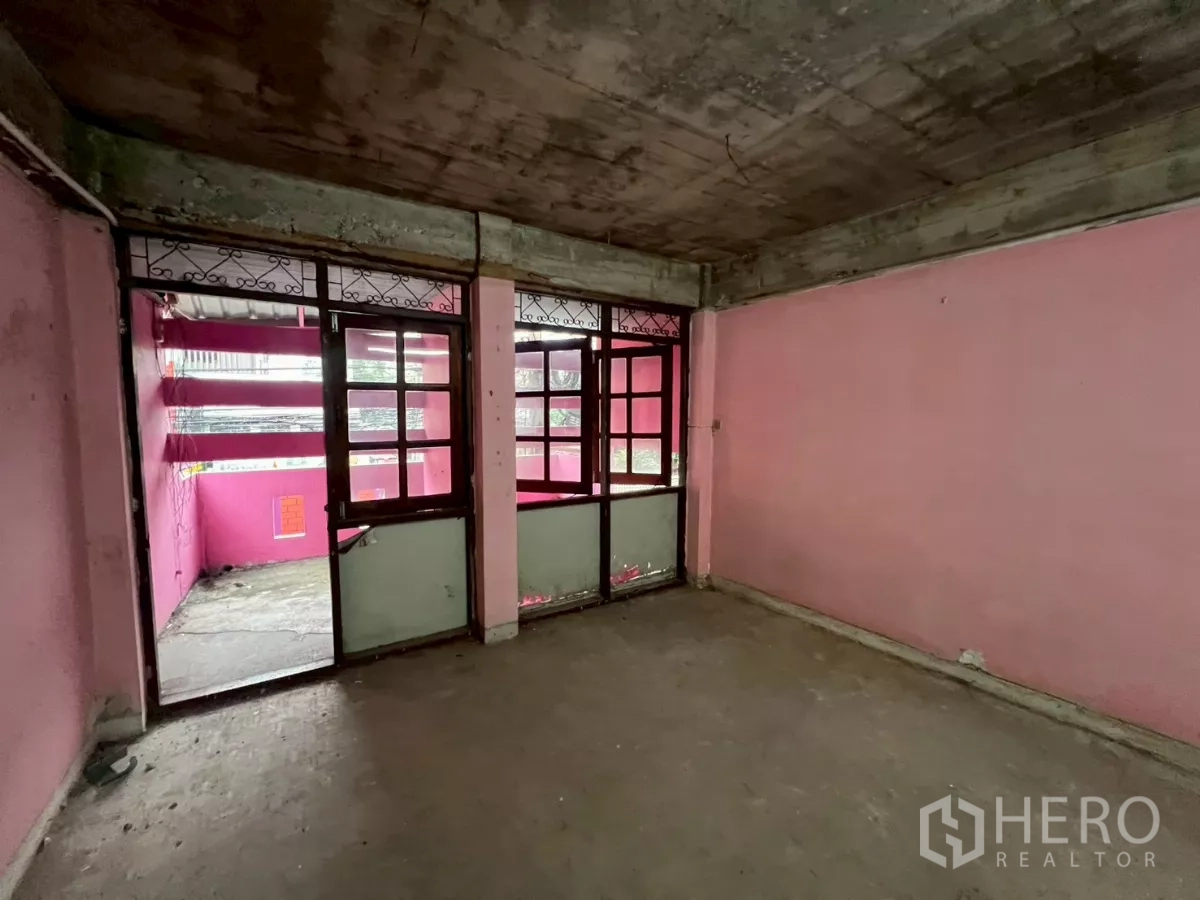 อาคารพาณิชย์ ให้เช่าในWatthana, Bangkok - ห้องชั้นบนผนังสีชมพู ประตูกระจกเปิดสู่ระเบียงครอบหลังคา