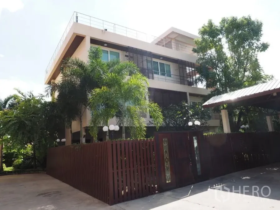 带办公室的家 出售在Phra Khanong, Bangkok - 带大门的现代三层住宅，棕榈树与宽阔入口。