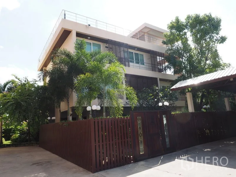 带办公室的家 出售在Phra Khanong, Bangkok - 带大门的现代三层住宅，棕榈树与宽阔入口。