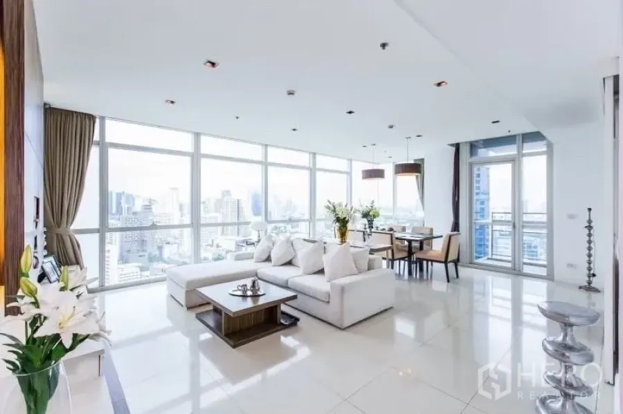 公寓 出租在Pathum Wan, Bangkok - 采光充足的客厅与餐厅，落地窗俯瞰曼谷天际线。