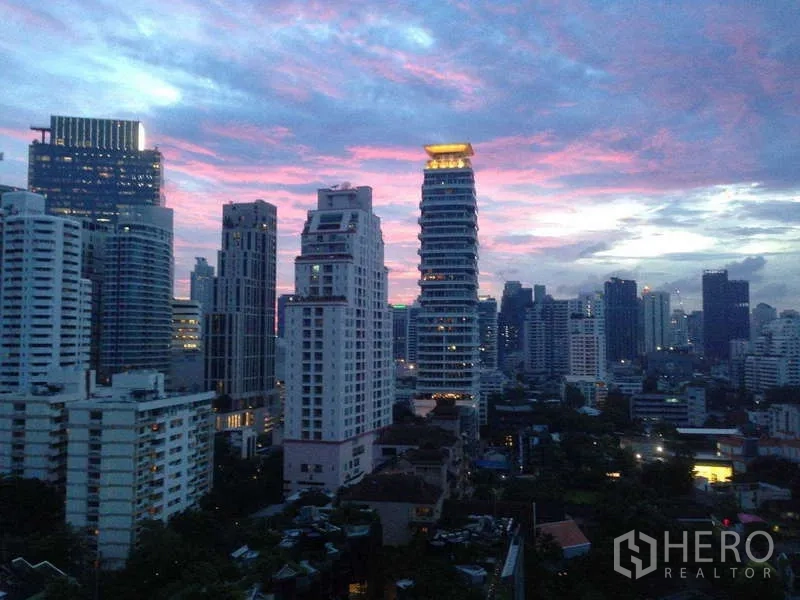 คอนโด ขายในWatthana, Bangkok - ทิวทัศน์สกายไลน์พร้อมพงษ์ยามโพล้เพล้กับท้องฟ้ายามเย็นสีสวย