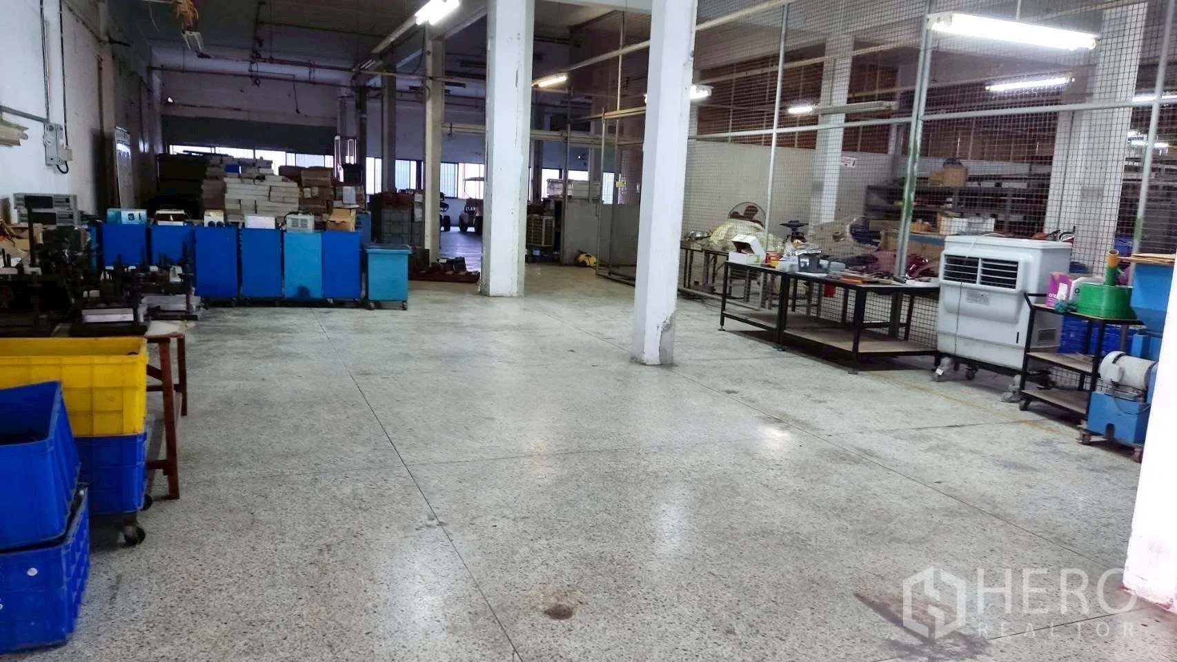 โรงงาน for sale in Lat Krabang, Bangkok - พื้นที่ทำงานโล่งมีลังพลาสติก โต๊ะ และรั้วตะแกรง