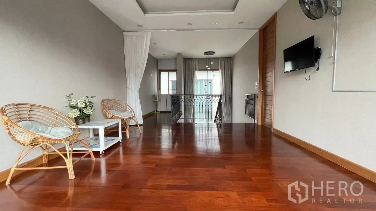 บ้าน ให้เช่าในPrawet, Bangkok - โถงชั้นบนกว้าง มองลงโถงบันได พร้อมไฟตกแต่ง