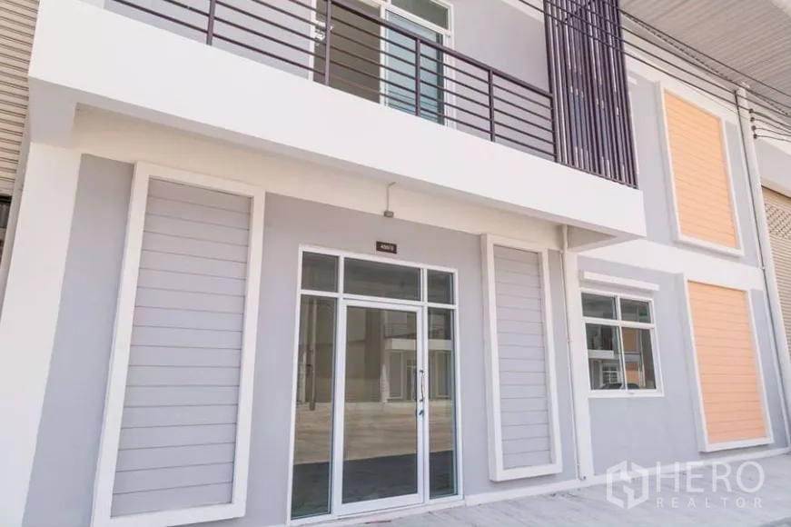 โรงงาน ให้เช่าในPhra Samut Chedi, Samut Prakan - ด้านหน้าตึกโรงงานสมัยใหม่ ประตูกระจกและระเบียง ที่พระสมุทรเจดีย์