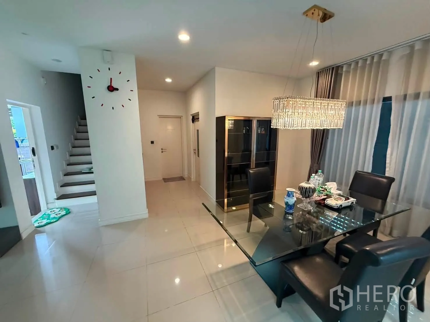 Detached House for rent in Bang Kapi, Bangkok - Dining area with glass-top table, leather chairs, and crystal chandelier.