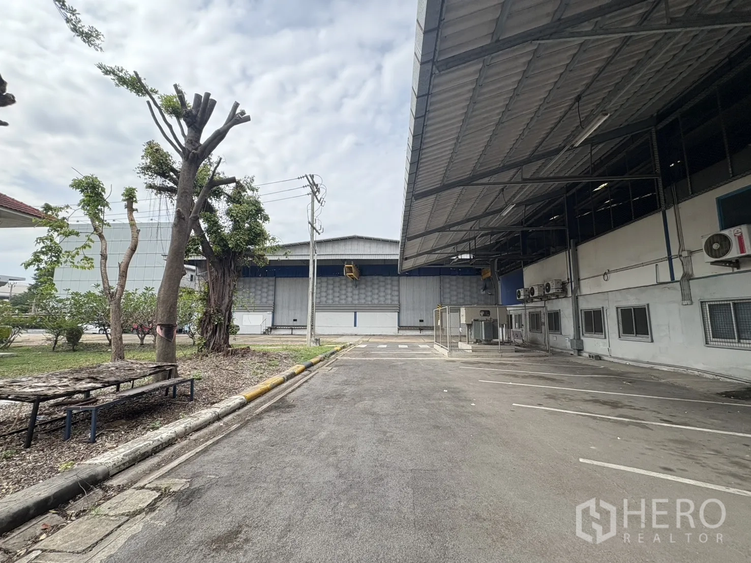 โรงงาน ให้เช่าในPhra Pradaeng, Samut Prakan - ช่องทางด้านข้างมีหลังคาคลุมติดโกดังและเกาะกลางปลูกต้นไม้