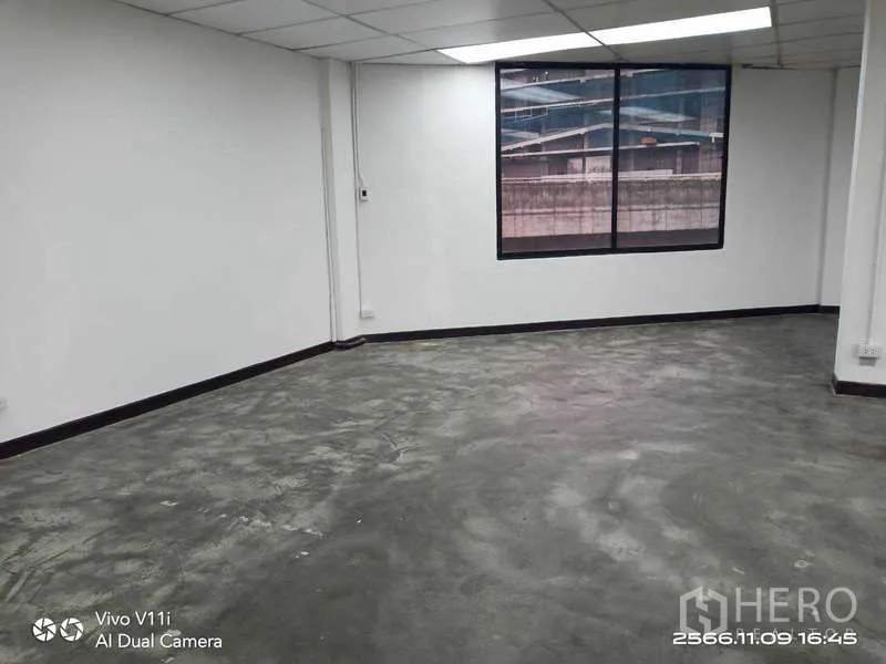 办公空间 出租在Bang Na, Bangkok - 开放工位区，抛光水泥地面与大窗采光充足。