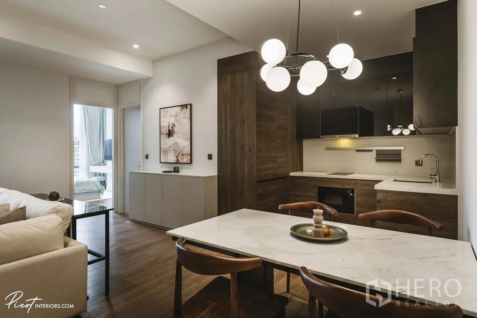 คอนโด for rent in Pathum Wan, Bangkok - พื้นที่รับประทานอาหารติดครัวบิวท์อินพร้อมเตาอบและตู้เก็บของ