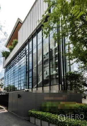 带办公室的家 出售在Khlong Toei, Bangkok - 角度外观：曼谷现代玻璃金属外立面的家用办公楼与绿化。