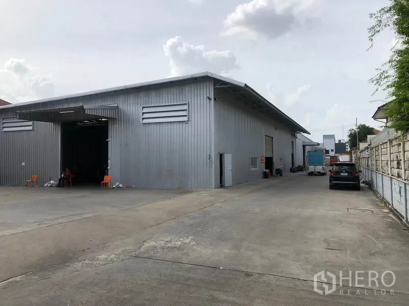 货栈 出租在Don Mueang, Bangkok - 廊曼区金属外墙仓库外观，宽阔混凝土车道与装卸区。
