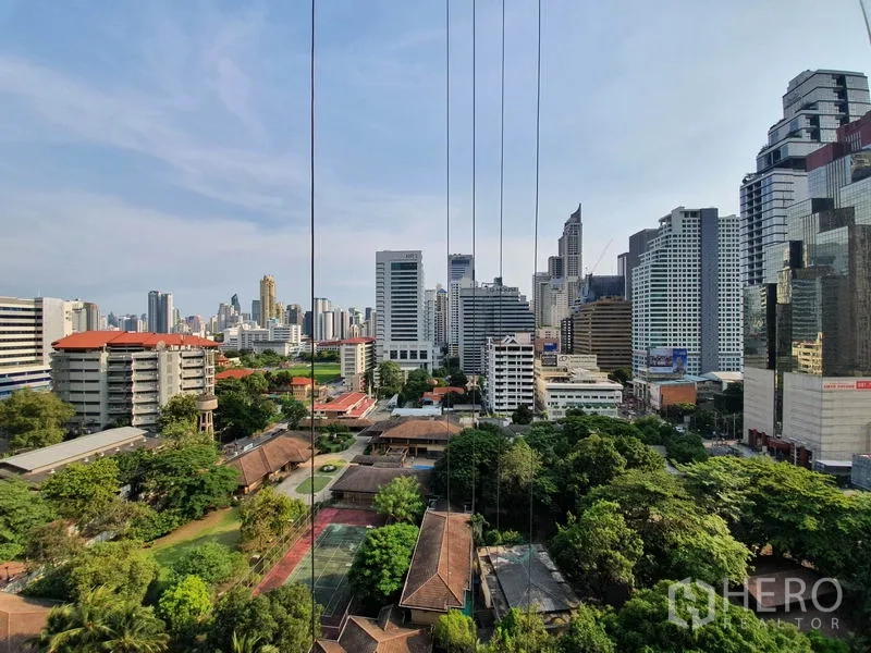 คอนโด ให้เช่าในHuai Khwang, Bangkok - วิวสกายไลน์กรุงเทพฯ จากชั้นสูง เห็นอาคารสูงสลับพื้นที่สีเขียว