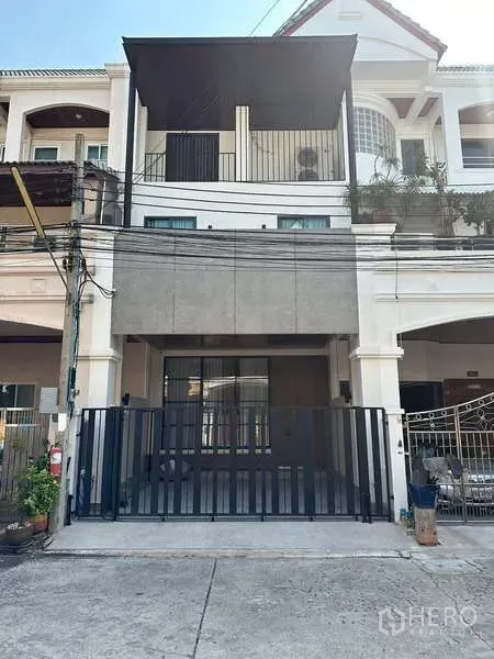 ทาวน์เฮาส์ ให้เช่าในYan Nawa, Bangkok - ด้านหน้าทาวน์เฮ้าส์ 3 ชั้น มีโรงจอดรถประตูรั้วและระเบียง