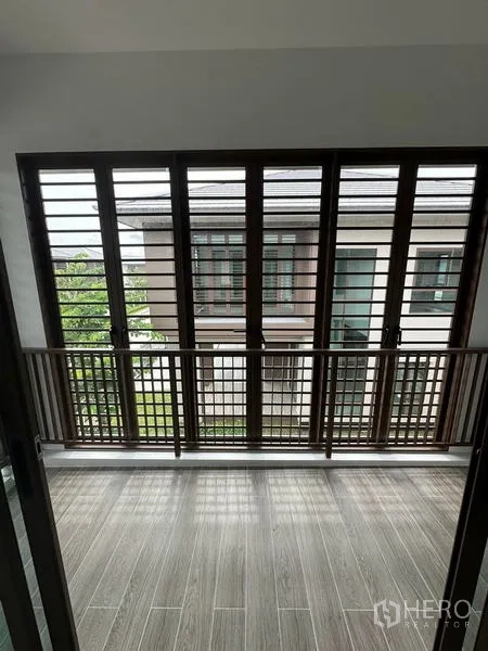 独立式住宅 出租在Bang Kapi, Bangkok - 半封闭阳台，木质百叶与瓷砖地面，私密通风佳。