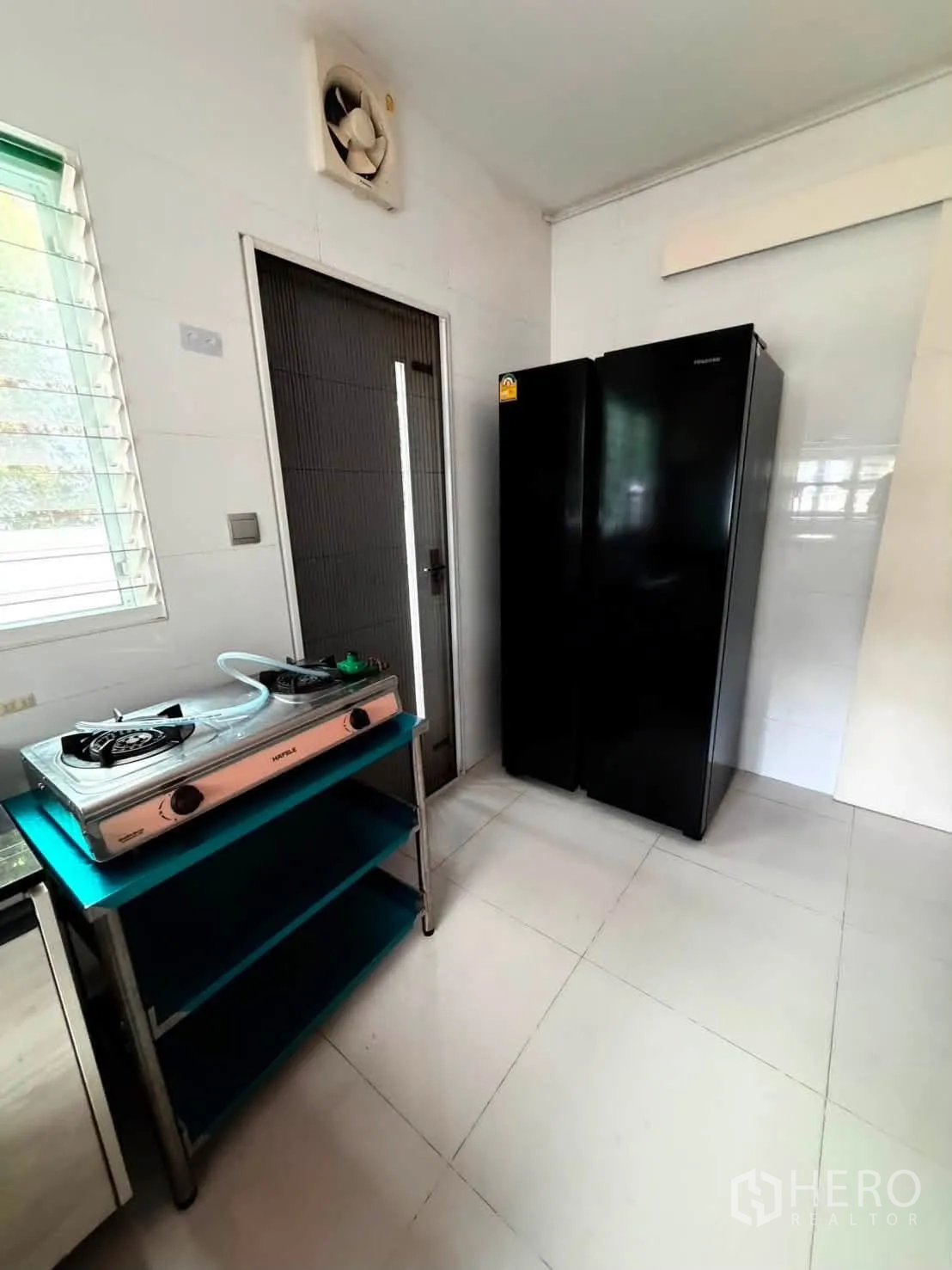 บ้านเดี่ยว for rent in Bang Phli, Samut Prakan - ครัวสเตชั่นเสริมพร้อมเตาแก๊สและตู้เย็นสองประตู