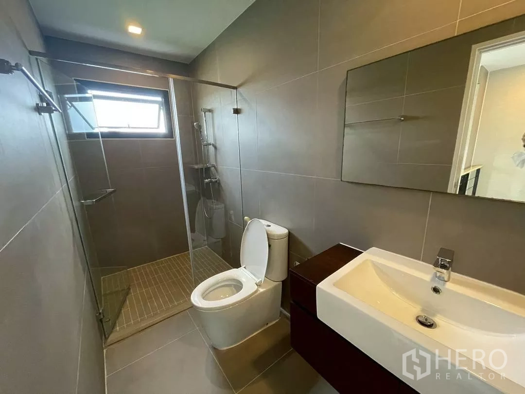 Townhouse for rent in Suan Luang, Bangkok - Bathroom with walk-in shower, ventilation window and contemporary fixtures.
