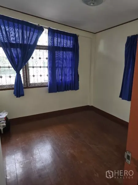带办公室的家 出租在Wang Thonglang, Bangkok - 小卧室，木地板，带防盗窗与蓝色窗帘