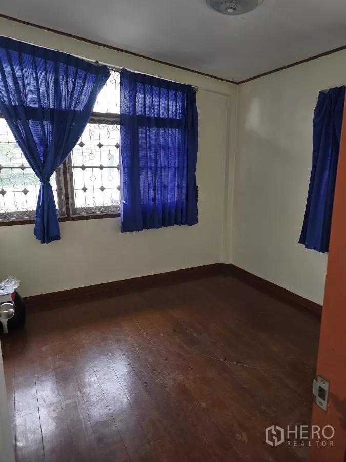 带办公室的家 出租在Wang Thonglang, Bangkok - 小卧室，木地板，带防盗窗与蓝色窗帘