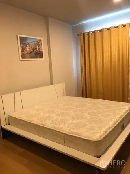 公寓 出租在Khlong San, Bangkok - 卧室配白色床架与床垫，金色遮光窗帘。