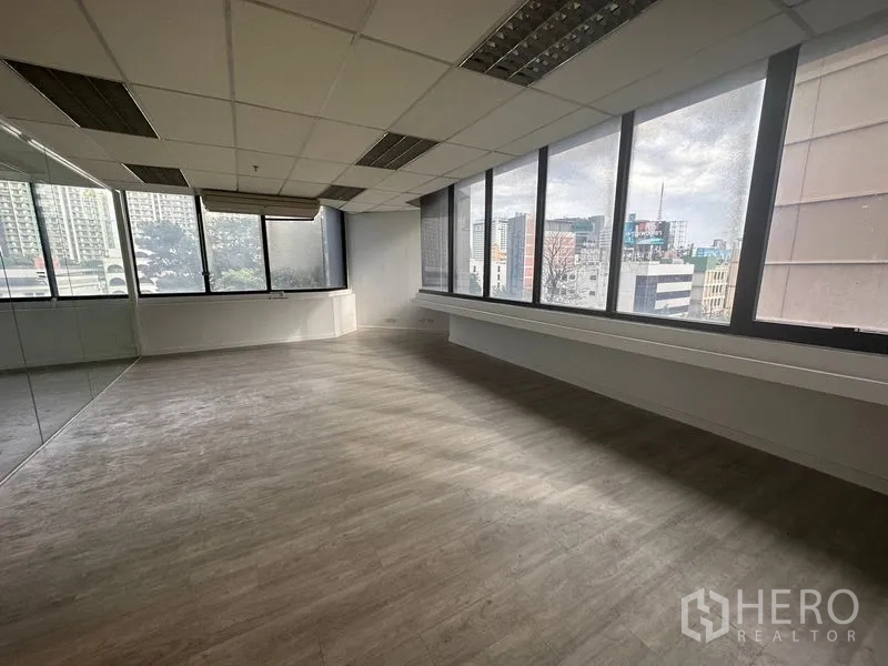 办公空间 出租在Din Daeng, Bangkok - 转角办公室，整面窗户可览城市景色。