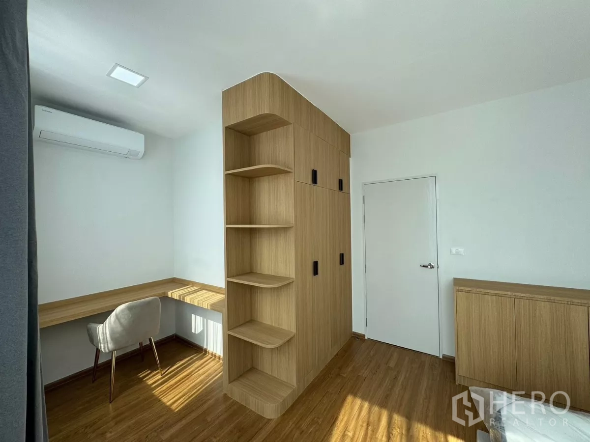 Townhouse for rent in Bang Phli, Samut Prakan - Multipurpose room or home office with built-in desk and custom wardrobe.