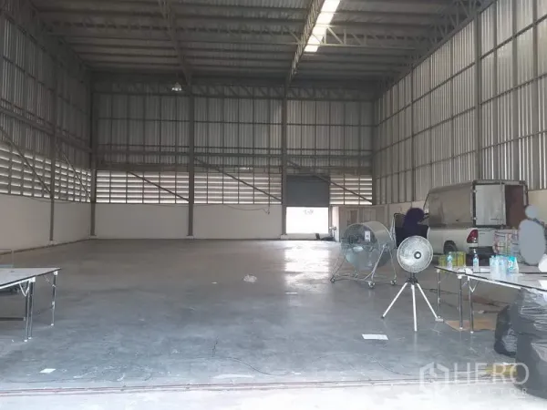 คลังสินค้า ให้เช่าในPak Kret, Nonthaburi - ภายในโกดังโล่ง เพดานเหล็กสูง มีช่องแสงและประตูม้วน พร้อมพื้นคอนกรีตเรียบ