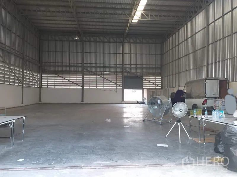 คลังสินค้า ให้เช่าในPak Kret, Nonthaburi - ภายในโกดังโล่ง เพดานเหล็กสูง มีช่องแสงและประตูม้วน พร้อมพื้นคอนกรีตเรียบ