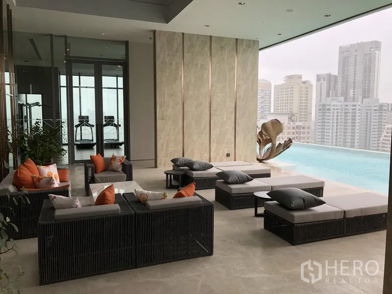 公寓 出租或出售在Khlong Toei, Bangkok - 空中会客区靠无边泳池布置座位，背靠城市天际线。