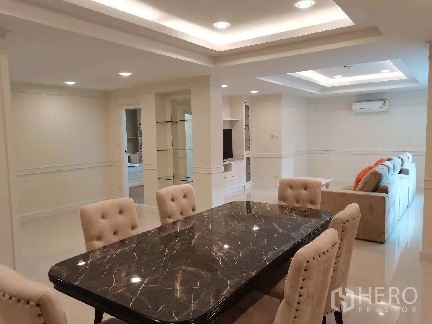 คอนโด for rent in Watthana, Bangkok - พื้นที่รับประทานอาหารหรู โต๊ะหินอ่อนสีเข้มและเก้าอี้บุผ้าใต้ไฟดาวน์ไลท์
