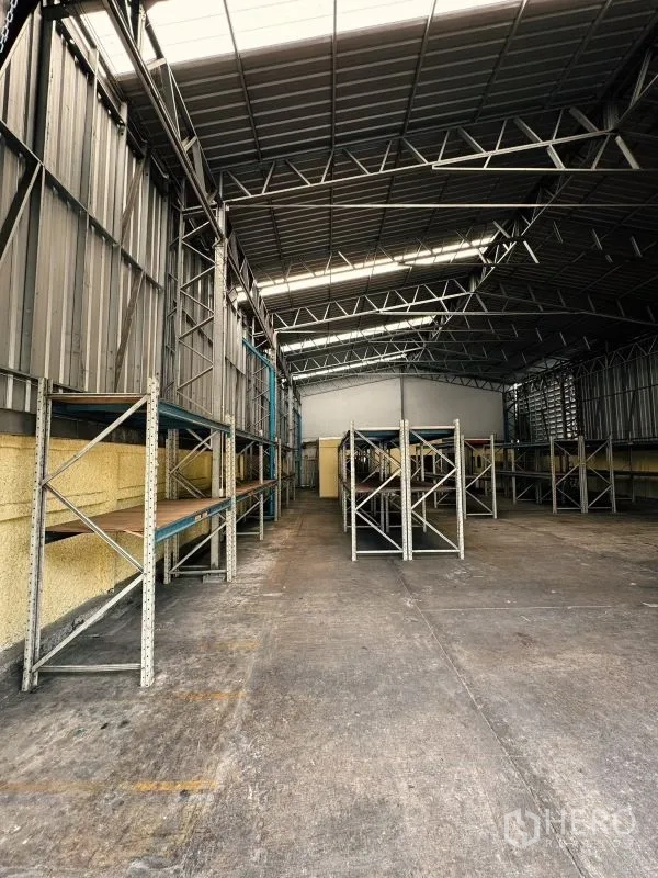 货栈 出租在Din Daeng, Bangkok - 沿墙货架与钢立柱之间的通道，仓库留有充足操作空间。
