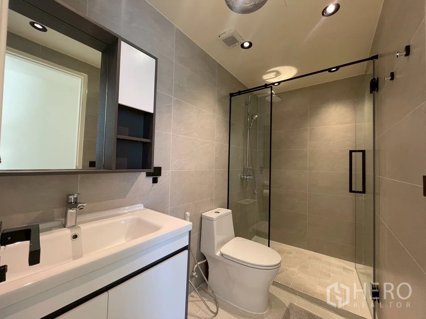 คอนโด for sale in Watthana, Bangkok - ห้องน้ำสมัยใหม่พร้อมเคาน์เตอร์อ่างล้างหน้า โถสุขภัณฑ์ และฝักบัววอล์กอิน