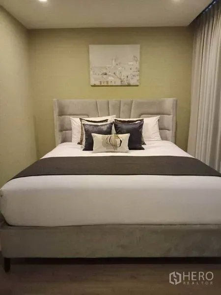 Townhouse for rent or sale in Suan Luang, Bangkok - Cozy bedroom with an upholstered headboard, neutral palette and soft lighting.