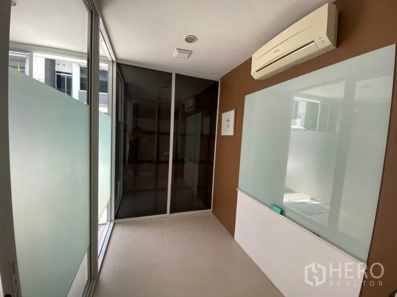 带办公室的家 出租在Wang Thonglang, Bangkok - 玻璃走廊空间，磨砂玻璃、空调与墙面白板。
